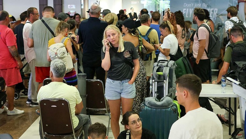 Мишустин поручил компенсировать потери застрявшим на Ближнем Востоке туристам