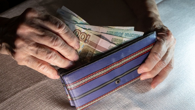 Мошенники выманили у пенсионерки 9,5 млн руб. в Петербурге