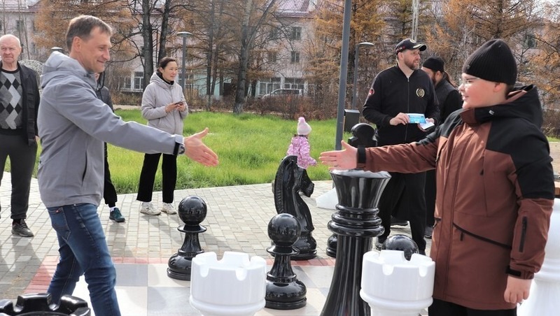 Соревнования по гигантским шахматам провели в Усть-Омчуге