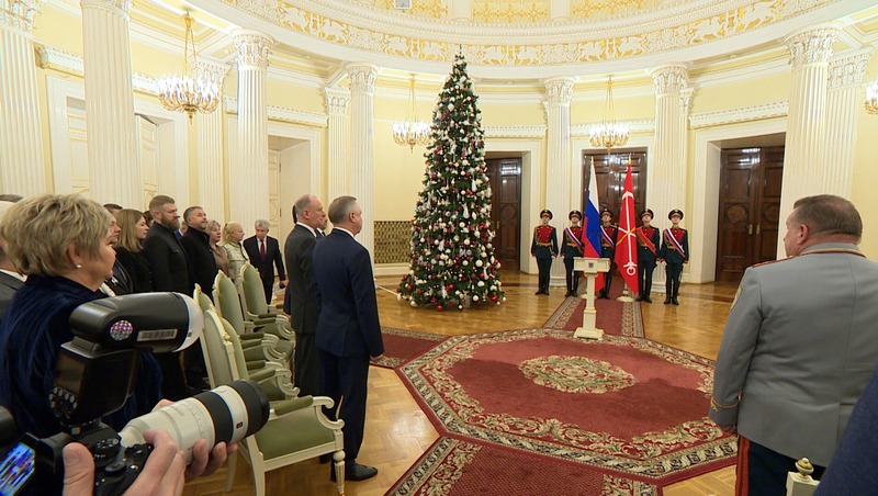 6 петербуржцев наградили Почётными знаками за вклад в развитие города и безупречную службу