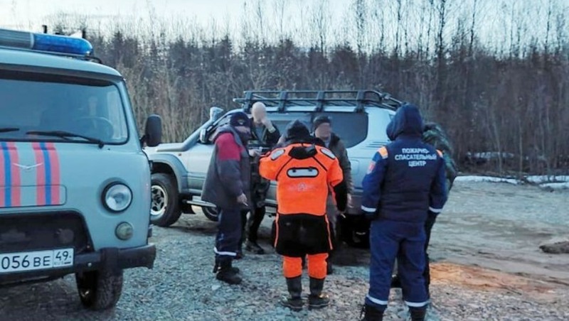Трёх рыбаков спасли из водной ловушки на реке Оле в Магаданской области