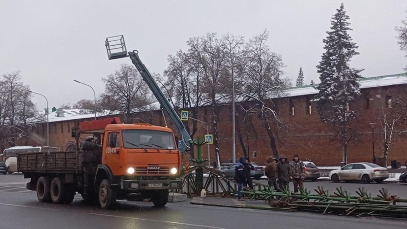 Новогоднюю ёлку устанавливают на площади Минина и Пожарского в Нижнем Новгороде