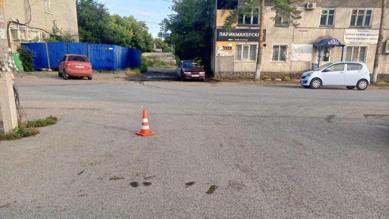 В Омской области две девочки на самокате попали под колёса автомобиля