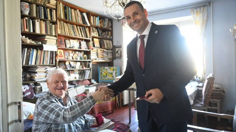 Демешин вручил художнику Геннадию Павлишину Почетный знак правительства края