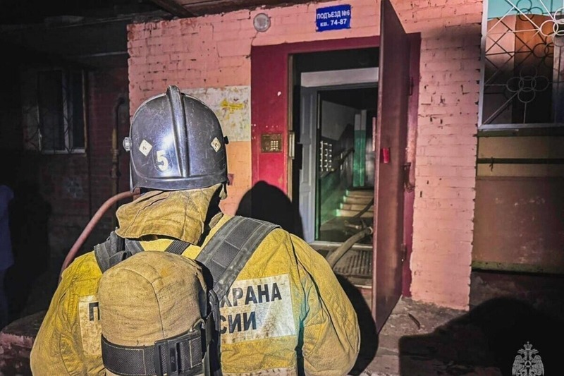 В Омске вспыхнул пожар: из дома эвакуировали более 30 человек