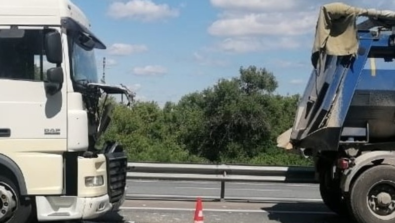 Под Омском фура протаранила легковушку 