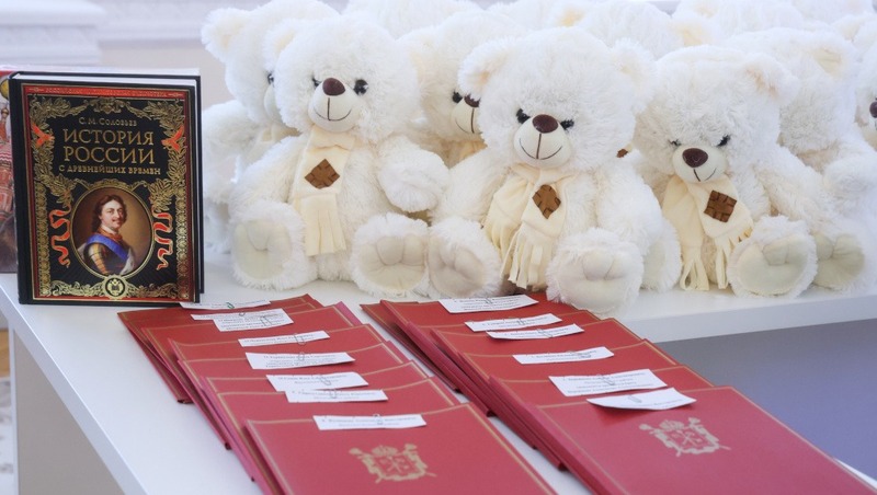 Беглов вручил ветеранам боевых действий документы на новые квартиры