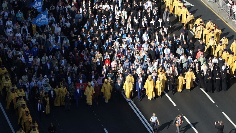 Более 70 тыс. человек приняли участие в крестном ходе по Невскому проспекту в Петербурге