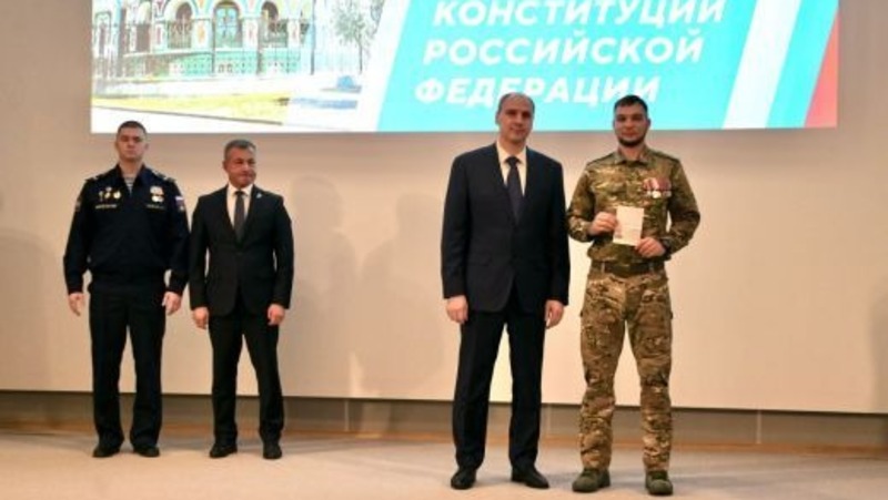 Паслер вручил госнаграды 4 выдающимся свердловчанам в День Конституции РФ