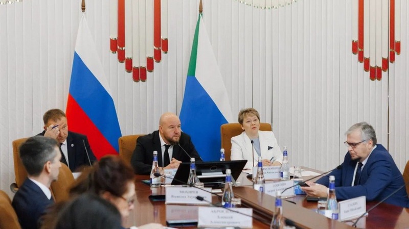 В краевом центре прошла конференция по теме повышения эффективности и качества оказания медицинской помощи и сохранения здоровья на Дальнем Востоке и Арктики, которая объединила 200 участников: представителей федеральных и региональных органов власти, ведущих медорганизаций, научного сообщества, медицинских вузов и индустрии для решения ключевых вопросов здравоохранения в арктических и дальневосточных регионах. Главная цель мероприятия, которое организовано Общественной палатой РФ, – найти решения для улучшения вопросов медицины.  От имени главы края Дмитрия Демешина присутствующих приветствовал вице-губернатор Артем Мельников.  - В крае существует множество тем здравоохранения для обсуждения. Все они разные и острые, но схожи в одном – их нужно решать. Хочу попросить вас быть откровенными на сегодняшнем круглом столе, потому что все накопившиеся вопросы касаются наших жителей. Понятно, что за один день мы их не решим, но мы должны понимать в каком направлении нам двигаться. Давайте общаться откровенно, поднимем все проблемы, чтобы эффективно реализовать наши задачи, - подчеркнул Артем Мельников.   Собравшиеся эксперты обсудили широкий спектр актуальных тем: организацию доступности медицинской помощи в отдаленных регионах, кадровое обеспечение, внедрение инновационных технологий, совершенствование онкологической помощи, реализацию федеральных проектов в сфере медицины и др. 