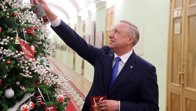 Беглов запустил ежегодную благотворительную новогоднюю акцию «Дерево желаний» в Петербурге