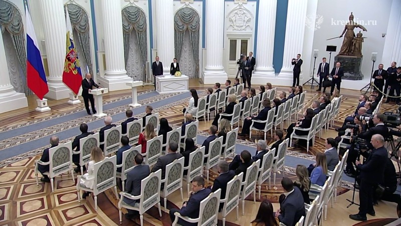 Путин вручил премии в области науки и инноваций молодым учёным России