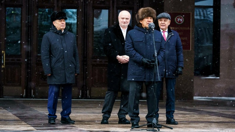 Минниханов вручил ключи от 100 автомобилей муниципалитетам Татарстана