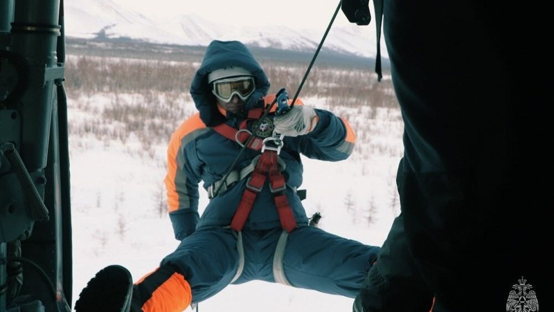 Первые в этом году спуски с вертолета отработали магаданские спасатели
