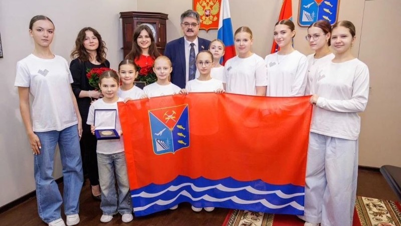 Широков вручил памятный знак Магаданской областной Думы объединению «Платформа»