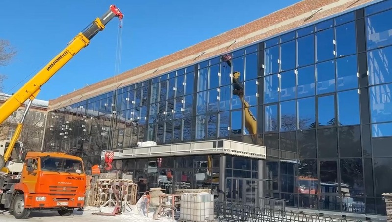 Петербургские строители восстанавливают спортивный комплекс «Нептун» в Мариуполе