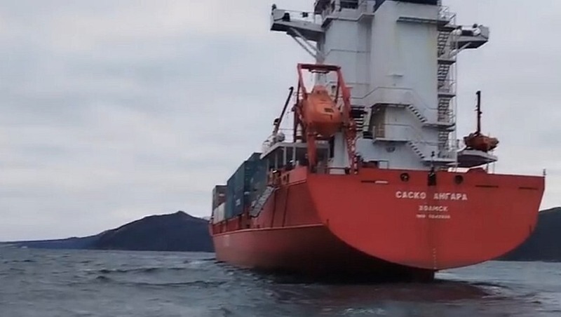 2 магаданцев на надувной лодке спас контейнеровоз