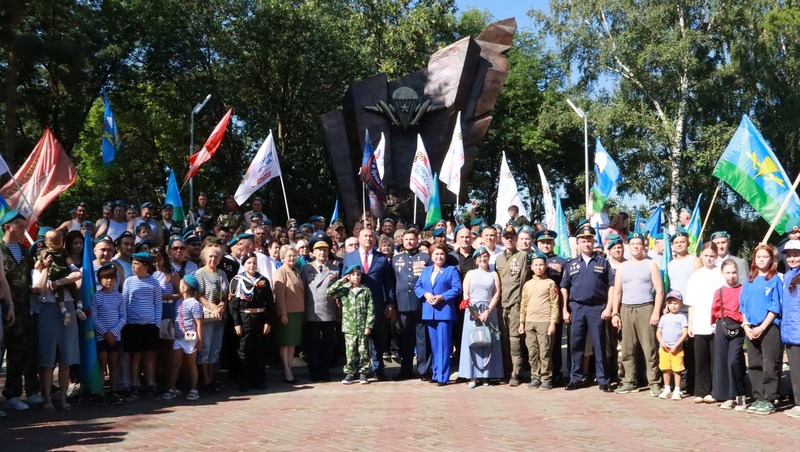 Церемония возложения цветов к памятнику «Союз поколений десантников» состоялась в Уфе