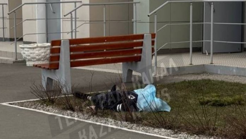 В Казани под окнами многоэтажки нашли тело мужчины