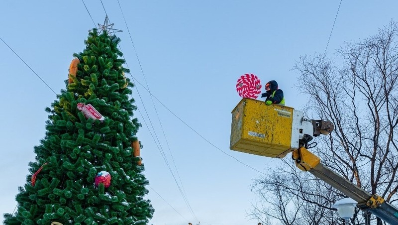 Ёлки города украсили самодельными игрушками от магаданцев