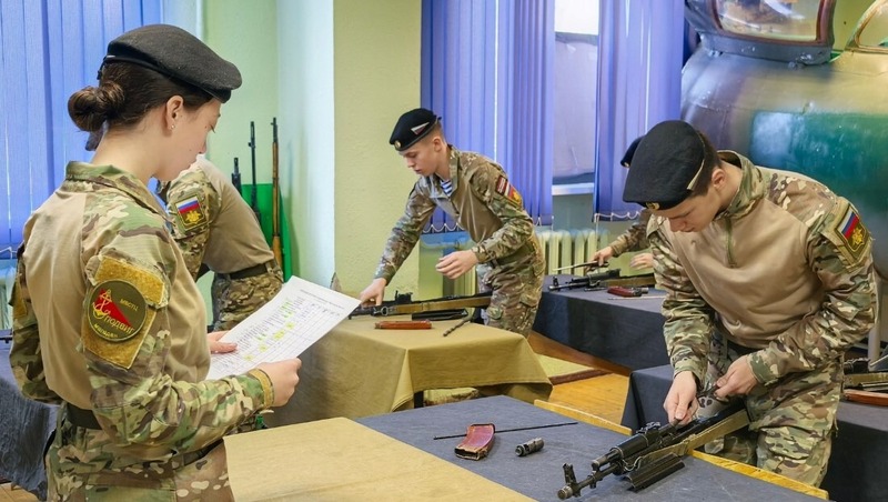 15 колымских команд приняли участие в соревнованиях по военно-спортивному многоборью в центре «Подвиг»