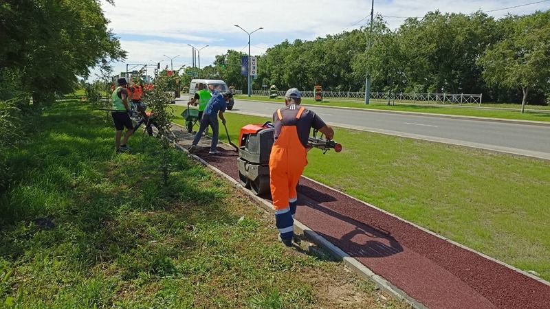Новую цветную велодорожку укладывают на улице 60 лет Победы