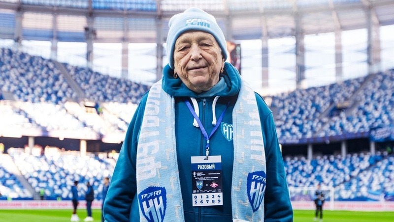 73-летняя нижегородка Людмила Петровна нанесёт символический удар по мячу на матче «Пари НН»