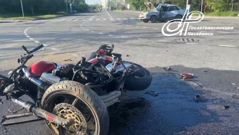 Мотоциклист в Челябинске на огромной скорости влетел в легковушку