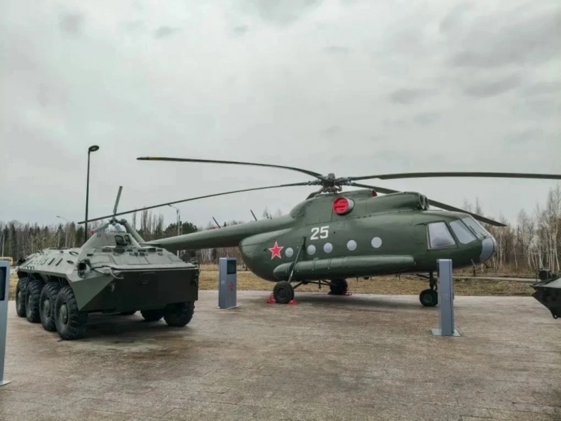 Вертолет Ми-8 и грузовик поступили в парк «Патриот»