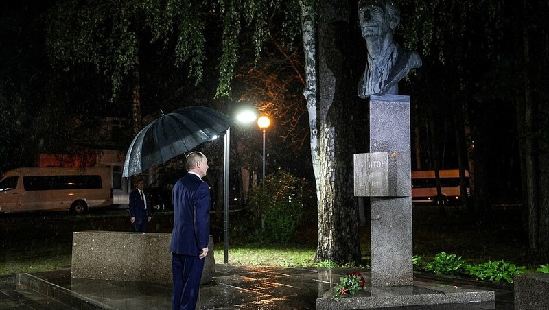 Путин возложил цветы к памятнику физика-ядерщика Харитону в Нижегородской области