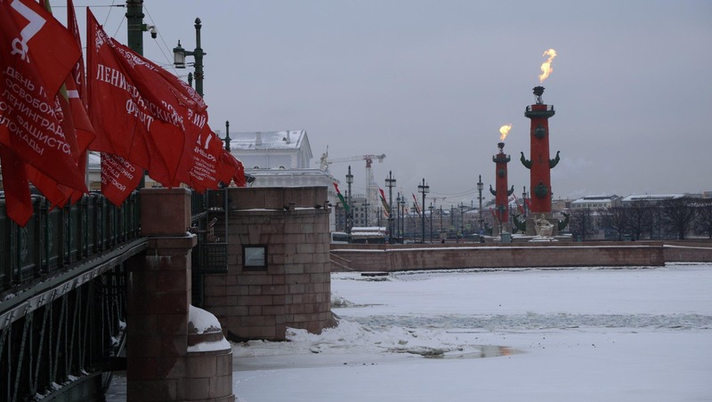 Ростральные колонны зажгли в честь освобождения Ленинграда от блокады в Петербурге