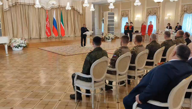 Рустам Минниханов вручил государственные награды в Казанском Кремле