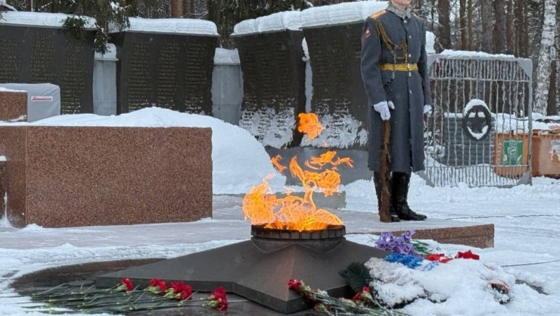 Около 200 человек возложили цветы к Вечному огню в память о Сталинградской битве в Екатеринбурге