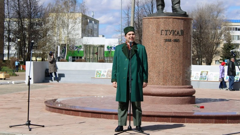 Елабужане возложили цветы к памятнику Г.Тукаю в честь 140-летия поэта