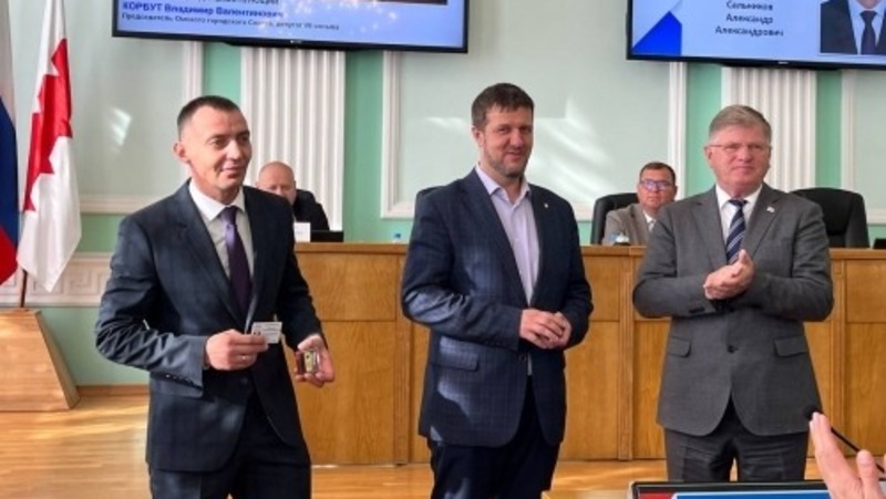 Новые депутаты горсовета Омска получили удостоверения