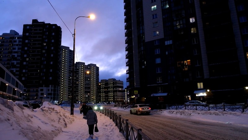 115 новых фонарей установили на Русановской улице в Петербурге