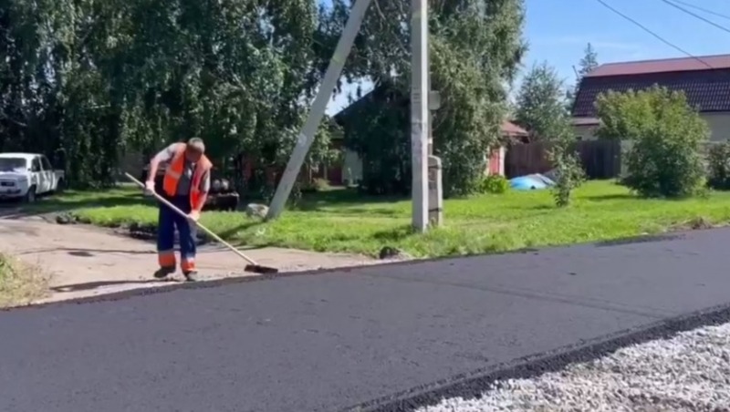 В Омске обустраивают полуторакилометровую дорогу в частном секторе