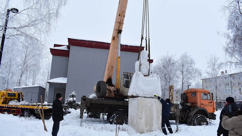 Скульптуру ткачихи установили в Центральном парке города Кораблино