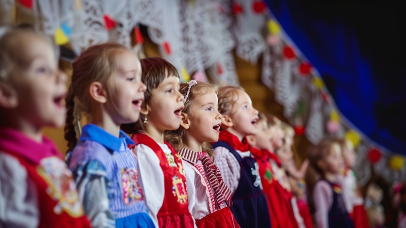 Воспитанники детдома из Казани написали письма бойцам СВО