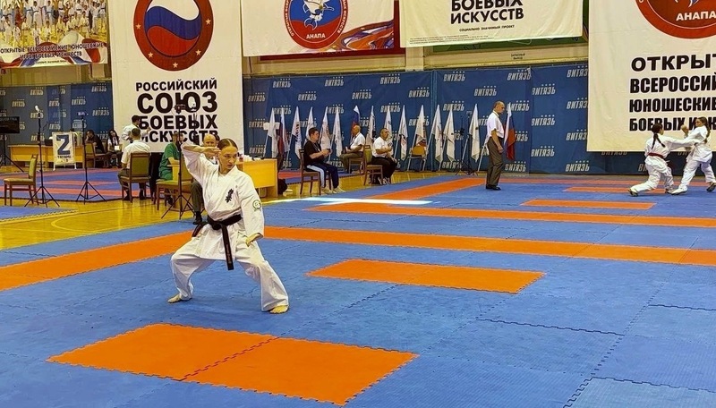 Воронежские поклонники спорта выбрали лучшего атлета региона по итогам октября 2025-го года. Напомним, в рамках проекта «Народный чемпион» на голосование были представлены пять кандидатур: чемпионка мира по гимнастике Ангелина Мельникова, серебряный призер Чемпионата мира по панкратиону Илья Раю, победитель Игр стран СНГ по бадминтону Захар Кель, а также триумфаторы Чемпионата и Первенства мира по каратэ Денис Брославцев и Александра Киселева. Именно последняя и была признана лучшей в октябре. За нее проголосовало 547 подписчиков группы «TV Губерния» (69%).