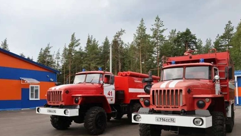 Сотрудники МЧС спасли 10 человек из горящей квартиры в Решетихе