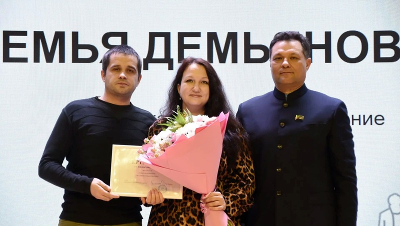 Р.Нуриев вручил сертификаты на жилье двум семьям из Елабужского района