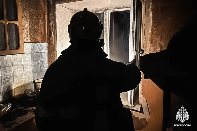 Пожар в омской пятиэтажке унёс жизнь женщины