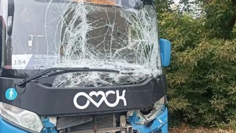 В столкновении двух автобусов в Омске пострадали четыре пассажира