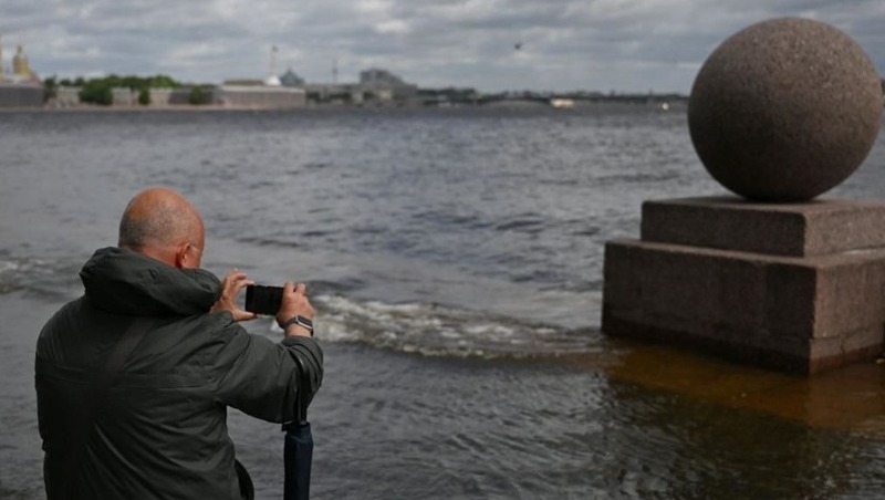 Беглов призвал петербуржцев отложить прогулки во время штормового ветра