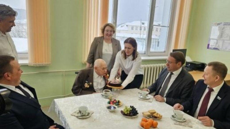 Д.Паслер поздравил свердловского ветерана ВОВ А.Старцева со 100-летием