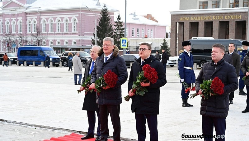 Радий Хабиров и Алексей Текслер возложили цветы к памятнику Шаймуратову в Уфе