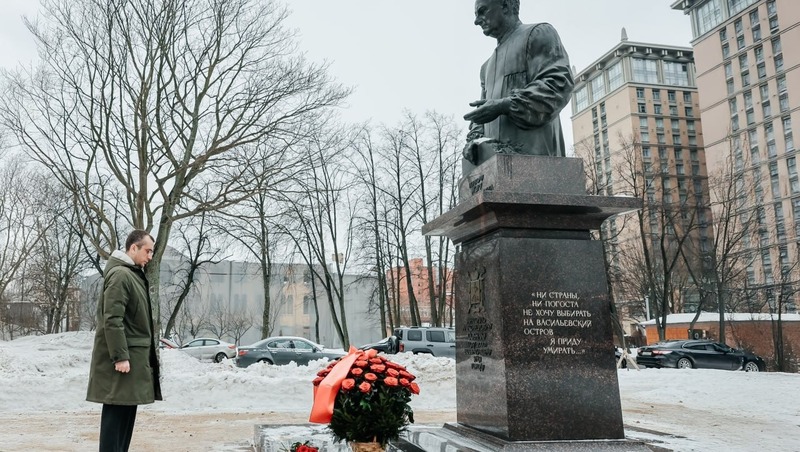 Пиотровский возложил цветы к памятнику первого мэра Петербурга Анатолия Собчака