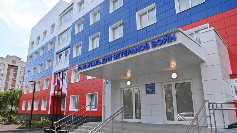 Михаил Мишустин посетил госпиталь для ветеранов войн в Омске