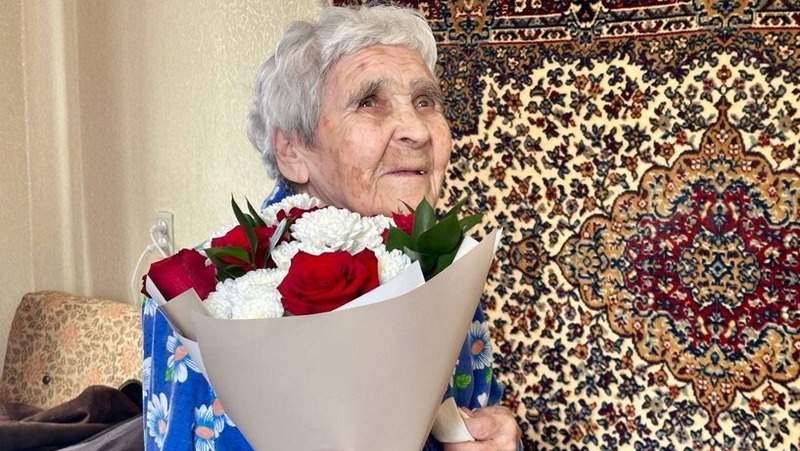 Носов поздравил магаданскую труженицу тыла Курьянову со 100-летием